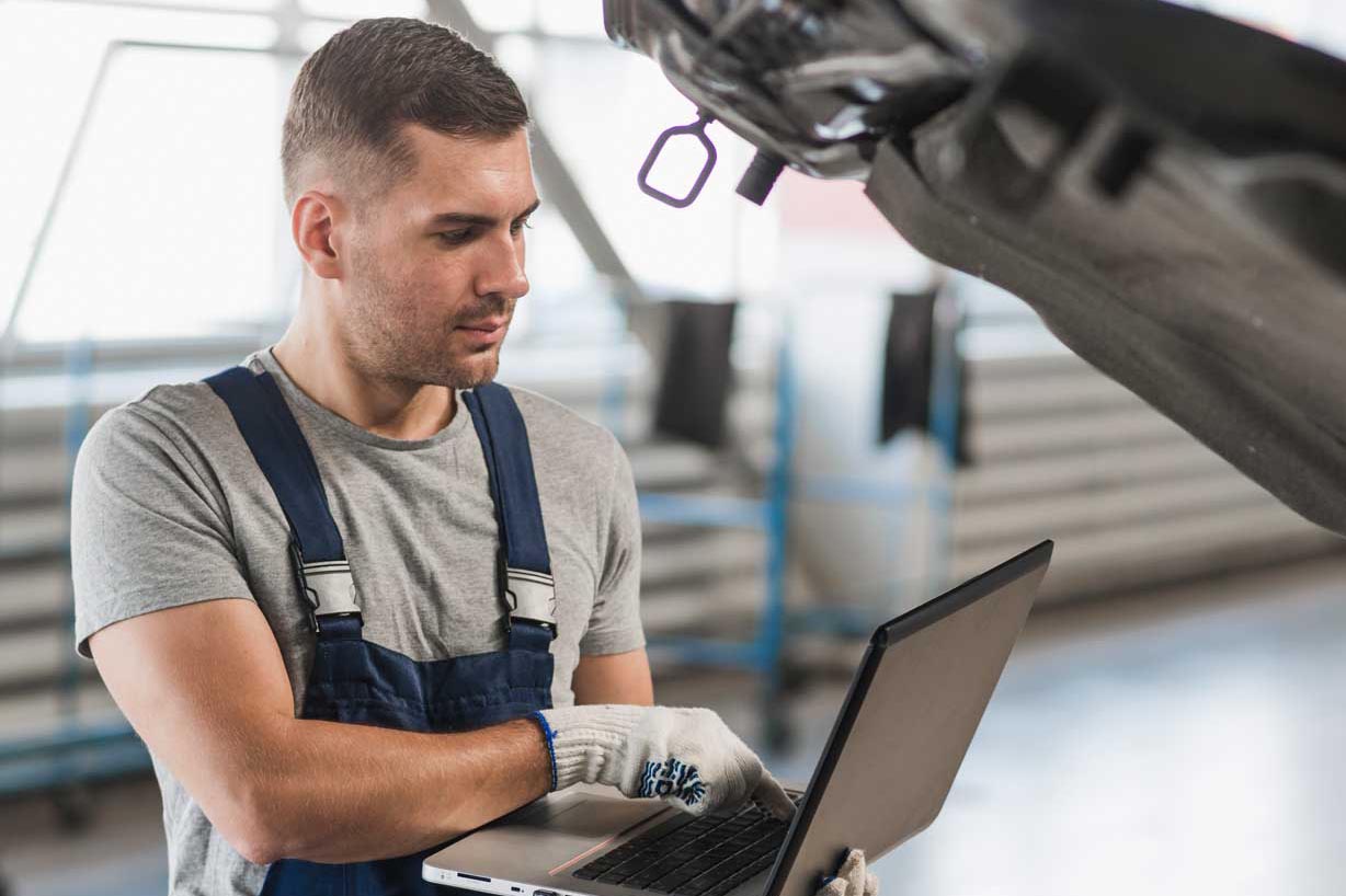 Werker prüft Prozess am PC